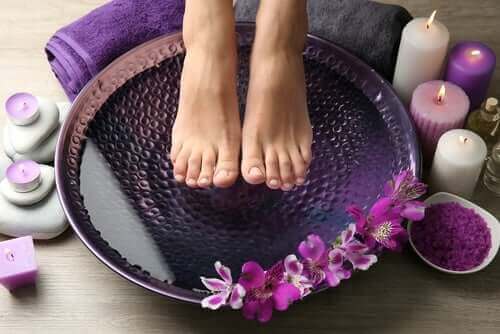 足湯をする女性
