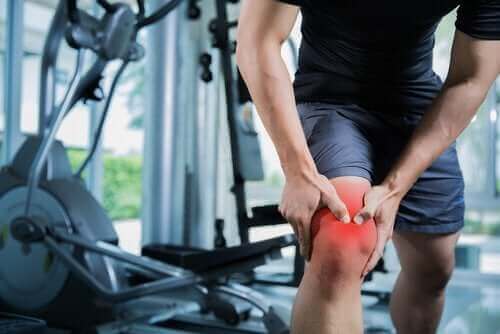 損傷の度合いによって異なる筋挫傷の症状と治療法　膝の痛み