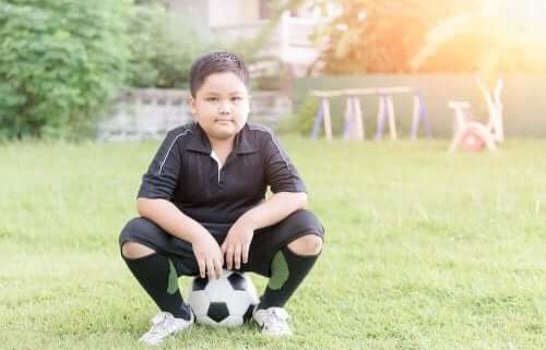 世界中で大問題となっている小児肥満について　サッカーをする子供