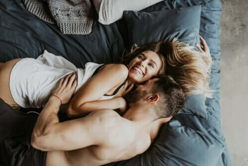 パートナーとの情熱のある関係を維持するために　ベッドの中の二人