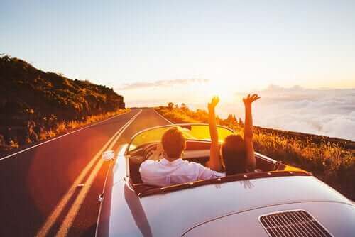 幸せに関する考察：幸せってユートピアなの？　ドライブをするカップル