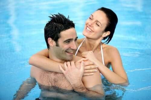 夏になると性的欲求が高まる理由とは? プールで泳ぐカップル