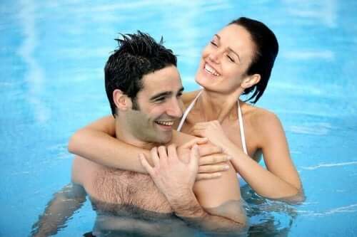 夏になると性的欲求が高まる理由とは？　プールで泳ぐカップル