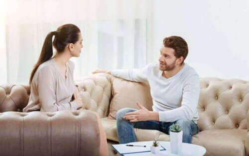 サピオセクシュアリティ:知的な人の魅力 会話をする2人