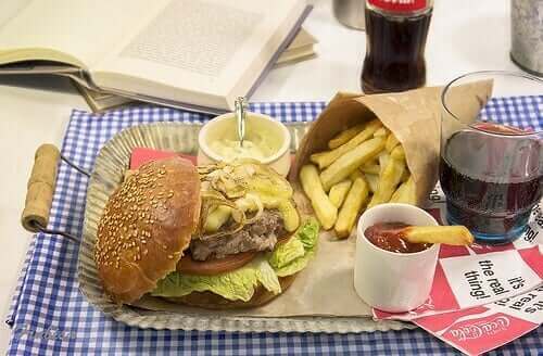 ダイエットソーダを飲むと体重が増えるってホント? ハンバーガーとポテト
