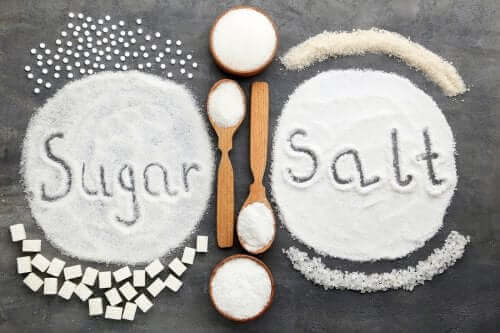 砂糖と塩：健康に有害なのはどちらの過剰摂取？