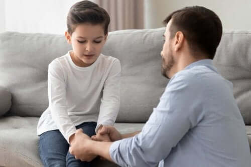 ペアレンティング:様々な子育てスタイルについて 子供に説明する父親