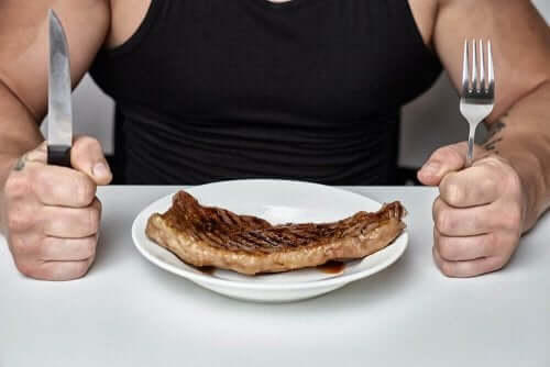 健康を危険にさらさないダイエット方法　ステーキを食べる男性