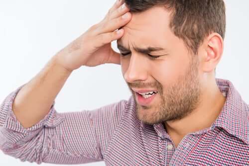 ブリモニジン点眼薬の使用法と副作用　頭痛に悩む男性