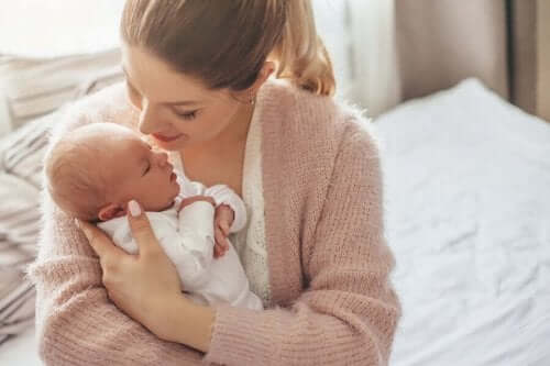 夏に赤ちゃんを迎えるあなたへ：出産に役立つアドバイス　母親と新生児