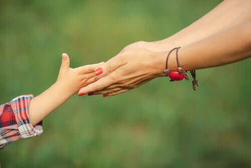 ペアレンティング：様々な子育てスタイルについて　子供の手を握る親