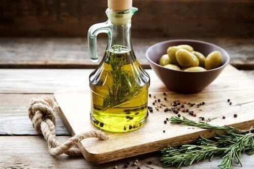 健康への高い効果が期待できる植物油4種　オリーブオイル