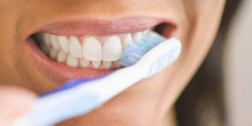 歯茎からの出血について知っておくべきすべてのこと　歯を磨く人