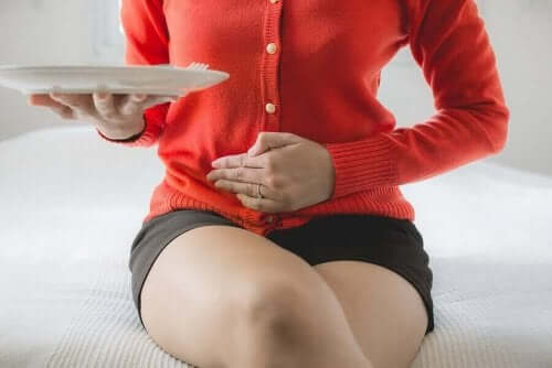 胃食道逆流症（GERD）：症状と治療法　腹部を抑える女性