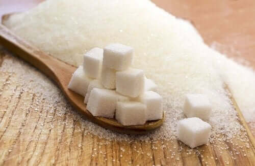 砂糖と塩：健康に有害なのはどちらの過剰摂取？　角砂糖