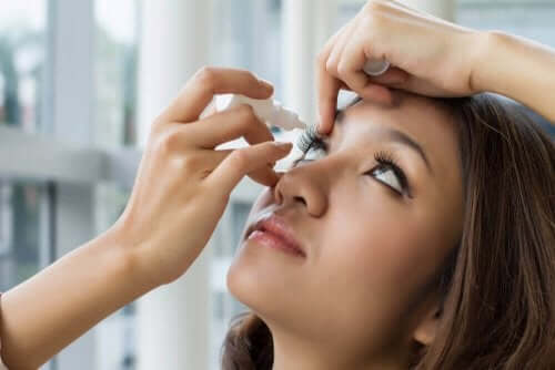 ブリモニジン点眼薬の使用法と副作用 薬を使う女性