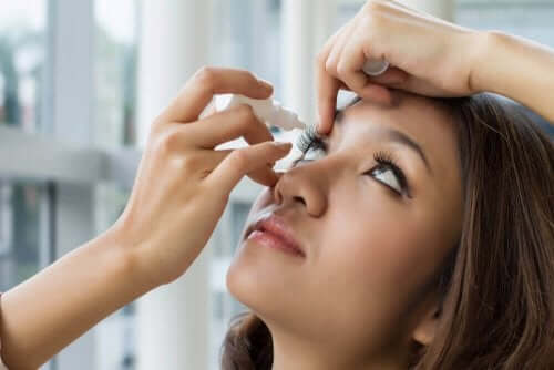 ブリモニジン点眼薬の使用法と副作用　薬を使う女性