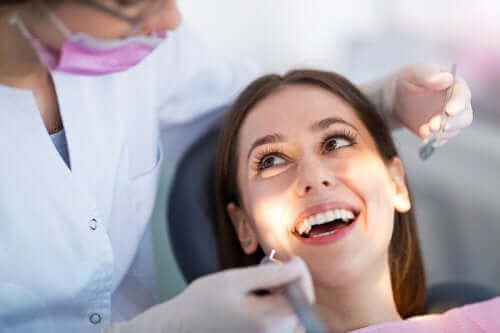 透明の歯科矯正装置：クリアアライナーについて　治療中の女性