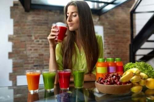 食事計画に役立つグリセミック指数の活用法 ジュースを飲む