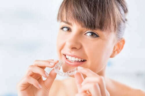 透明の歯科矯正装置：クリアアライナーについて