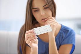 生理中の女性にニキビができやすいのはなぜ? 避妊薬による治療