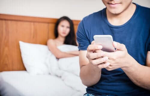 携帯電話を見る男性と女性