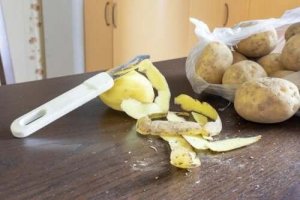 じゃがいもの皮を油落としに利用する方法