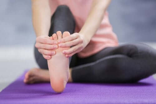足首と足のむくみや腫れを和らげる方法