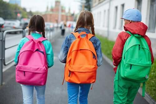 ランドセルやリュックサックが原因で起こる腰痛 通学時の子供達
