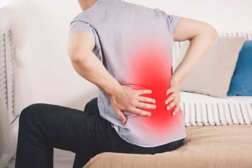 背中の痛み　腎臓のあたりに不快感や痛みが生じる理由