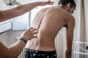 脊柱側彎症の予防と矯正に役立つエクササイズ4選