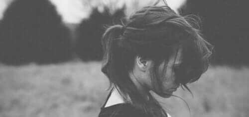 あなたは自分を許すことができますか? 心に痛みを抱える女性