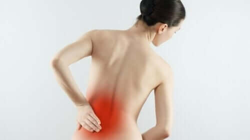 変形性脊柱症の診断と治療法について知っておくべきこと　腰痛の女性