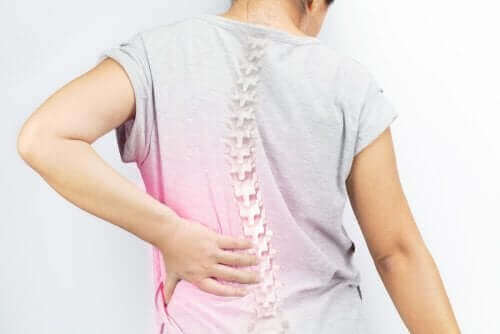 脊柱側彎症の予防と矯正に役立つエクササイズ4選　女性の患者