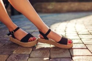 サンダルの悪臭を取り除く3つの方法