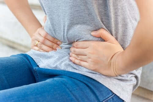 空気嚥下症（呑気症）の症状と特徴とは？　腹部の痛み