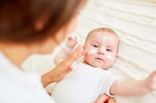 赤ちゃんのアトピー性皮膚炎の基本ケア  保湿剤を塗る母親