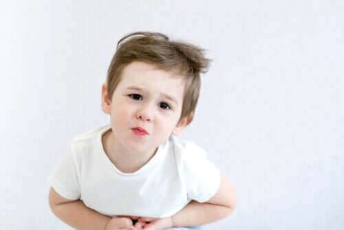 小児ネフローゼ症候群：原因と治療法　お腹をおさえる子供