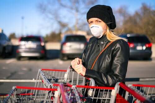 買い物時に新型コロナウイルスへの感染を防ぐ方法　マスクを使う女性