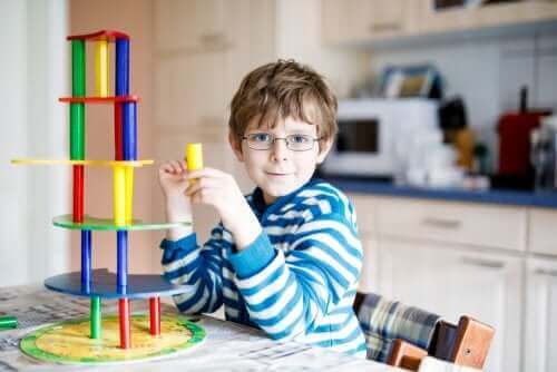 子供の眼の問題を早期に検出する方法 メガネの少年