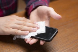新型コロナウイルス:携帯電話を消毒して清潔に保つ方法