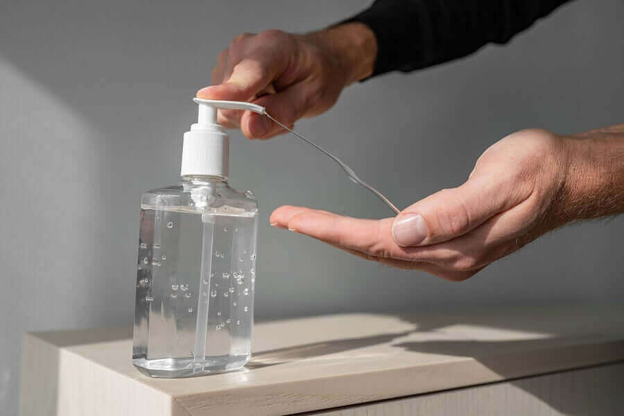 手洗い：新型コロナウイルスの最大の敵　消毒剤