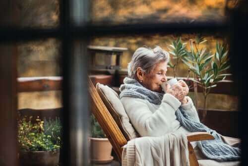 ロックダウン中の高齢者へのアドバイス　コーヒーを飲む女性