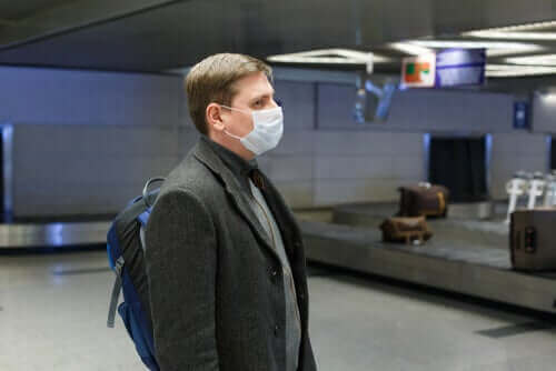 新型コロナウイルスからの保護に役立つマスク　空港でマスクを利用する男性