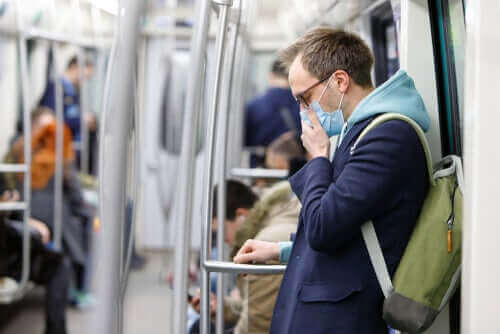 マスクをして電車に乗る人　新型コロナウイルスは表面でどのくらい生存しますか？