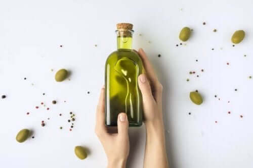 もろくなった爪の強化に役立つ4つの自然療法 オリーブオイル