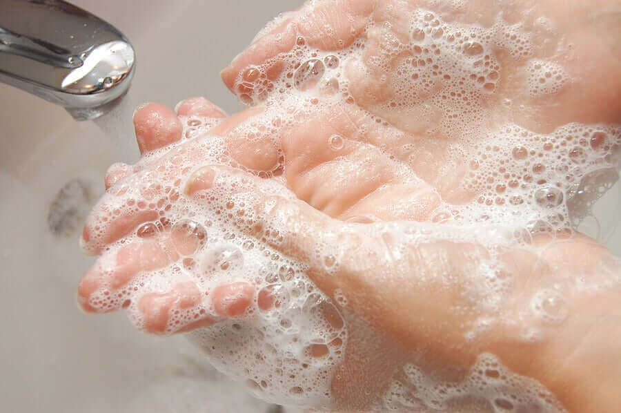 ウイルス感染の予防に最適な消毒剤について　手を洗う男性