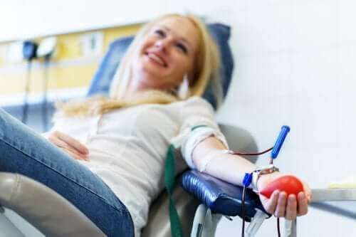 代謝性アシドーシスの原因と治療法　献血をする女性