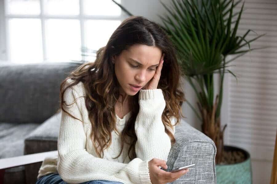 新型コロナウイルスへの恐れ：感情を管理する方法　心配する人