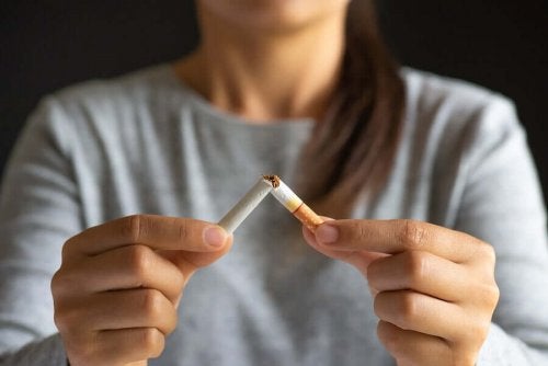 タバコを壊す女性